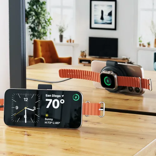 Satechi OntheGo 2-in-1 -langaton laturi, iPhone ja Apple Watch puisella pöytätasolla