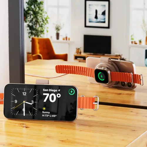 Satechi OntheGo 2-i-1-lader i Desert Rose, sammenleggbar med to runde plater, lader iPhone liggende og Apple Watch på bordet.