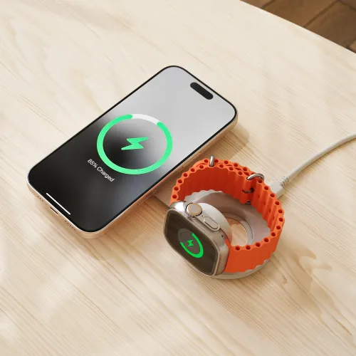Satechi OntheGo 2-i-1 Qi2 trådløs oplader med opladning af iPhone og Apple Watch på en bordplade i træ
