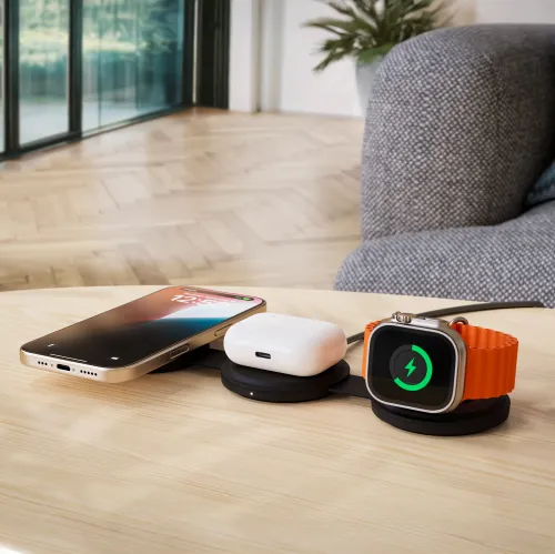 Satechi OntheGo 3-i-1 trådløs lader i svart med tre runde plater; telefonen ligger ned, hodetelefonetuiet i midten, klokken står opp.