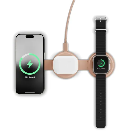 3-i-1 trådløs lader i Desert Rose med kabel, magnetisk feste av iPhone, AirPods-deksel og Apple Watch, som alle viser lading.
