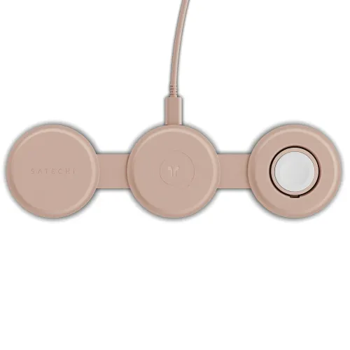 Satechi 3-i-1 trådløs lader i Desert Rose med tre runde ladeplater, kabel øverst i midten og en klokkepuck til høyre.