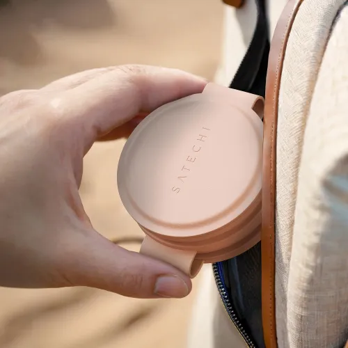 Satechi OntheGo 3-ühes juhtmevaba laadija toonis Desert Rose, kujutatud käes hoitava kaasaskantava kokkupandava laadimisjaamana
