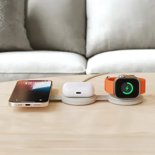 OntheGo 3-i-1 trådløs lader i sand med tre runde plater; iPhone flat, AirPod-etui, Apple Watch oppreist; kabel på baksiden.