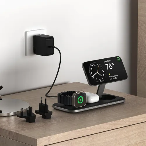 Satechi Qi2 Trio -langaton latausalusta, jossa on käännettävä puhelinteline, kellotelakka ja kuulokepaikka pöydällä.