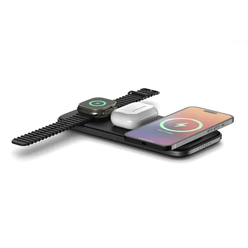 Satechi Qi2 Trio 3-in-1 -lataustyyny, jossa iPhone, kuulokekotelo ja älykello ovat tyynyllä; USB-C-portti edessä.