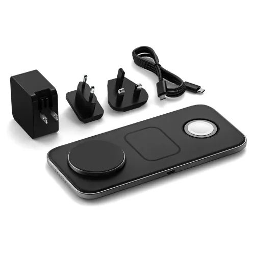 Satechi Qi2 -langaton latausalusta, jossa on kolme latauspintaa, USB-C-portti sivulla ja virtalähde, kaksi pistoketta ja USB-C-kaapeli.