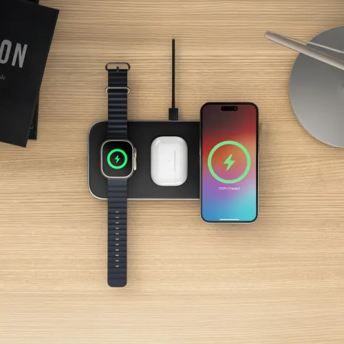 Musta alumiinireunuksinen 3-in-1 langaton latausalusta; Apple Watchin, AirPodien ja iPhonen lataus, USB-C-kaapeli liitetty yläosaan.