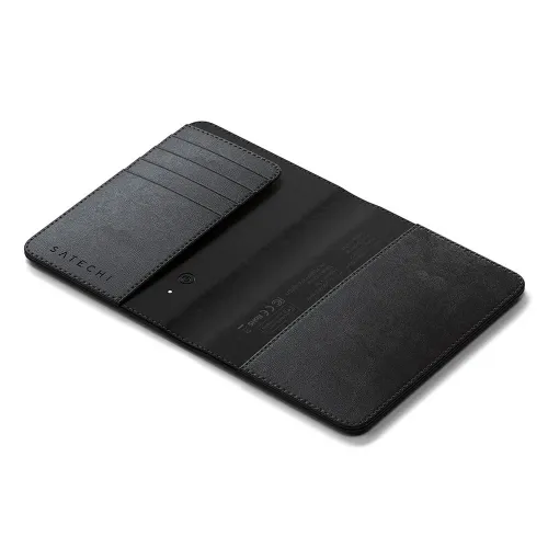 Åpent passetui i svart vegansk skinn, med fire kortplasser på venstre side, knapp og LED i midten og stor lomme på høyre side.