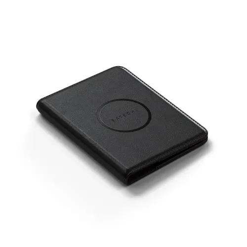 Satechi passetui i svart skinnlook, lukket og tynt, med sirkulær preget logo på toppen og synlige sømmer i kantene.