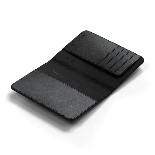 Åpent passetui i svart vegansk skinn, vist skrått ovenfra, med passlomme til venstre, fire kortplasser til høyre og preging.