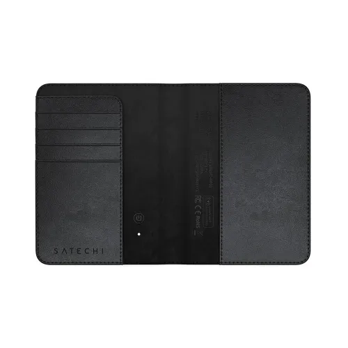 Svart passetui fra Satechi, åpent; til venstre fire kortplasser og logo, i midten knappikon og liten LED, til høyre vanlig lomme.