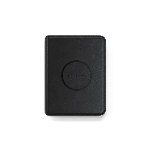 Sort Satechi-passetui i rektangulær form med avrundede hjørner, synlige kantsømmer og sentrert sirkulær preging med logo.