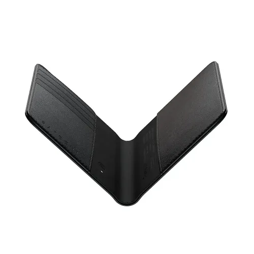 Svart passetui i vegansk lær fra Satechi, åpent i V-form med tre kortplasser på venstre side og en ren passlomme på høyre side.