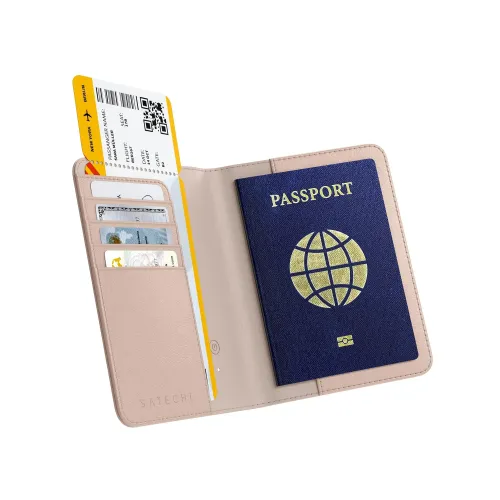 Åpent ørkenrosa Satechi-passetui med blått pass, boardingkort, fire kort i rom og en liten knapp og LED-lampe på midtpanelet.