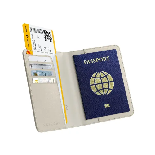 Sandfarget passetui åpent med blått pass på høyre side, rom med boardingkort og fire kort på venstre side, SATECHI-logo.