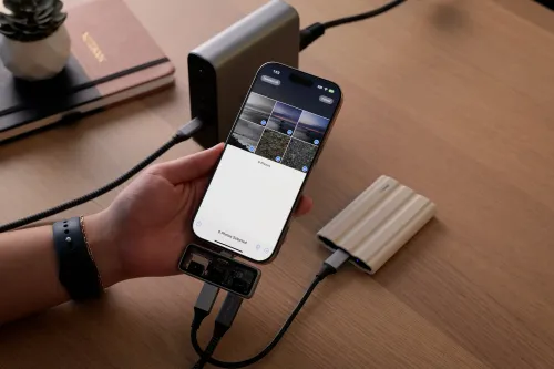 Satechi Mobile XR Hub on ühendatud nutitelefoniga kiireks failiedastuseks ja microSD-mälu laiendamiseks