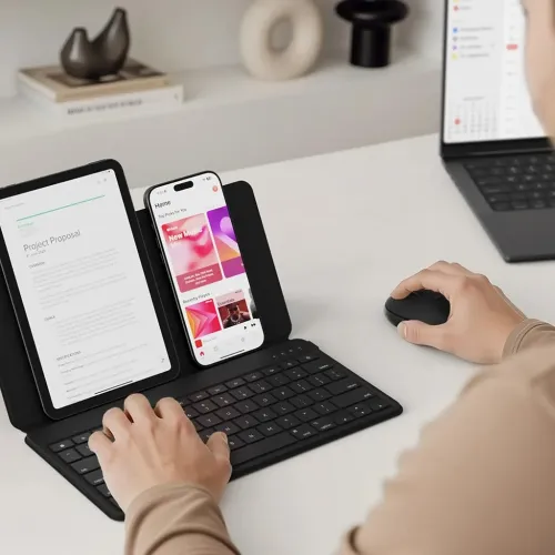 Satechi OntheGo™ Klaviatūra su įmontuotu stovu - belaidžiu ryšiu prijunkite tris įrenginius Bluetooth US layout - Juoda