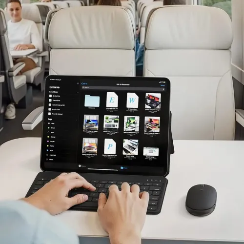 Satechi OntheGo™ Klaviatūra su įmontuotu stovu - belaidžiu ryšiu prijunkite tris įrenginius Bluetooth US layout - Juoda