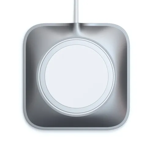 Satechi MagSafe-laderdokk i aluminium med avrundet sølvfarget design og rund åpning i midten