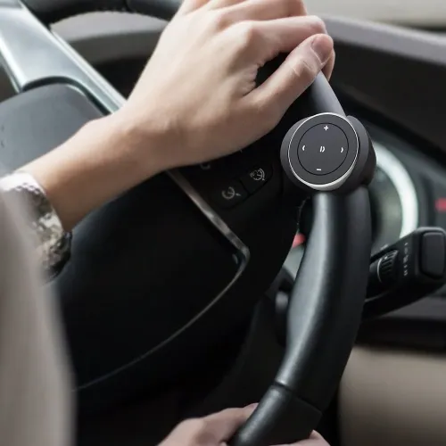 Satechi Bluetooth medijos mygtukas, tvirtinamas prie vairo, skirtas atkūrimui, pristabdymui ir garsumo valdymui
