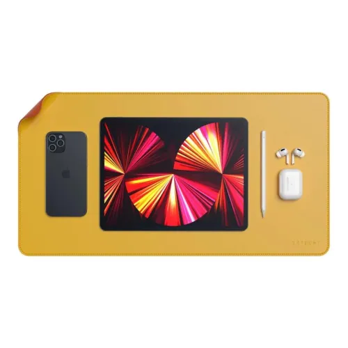 Tapis de bureau Satechi en cuir écologique jaune, avec téléphone, tablette, stylet, écouteurs et chargeur posés dessus