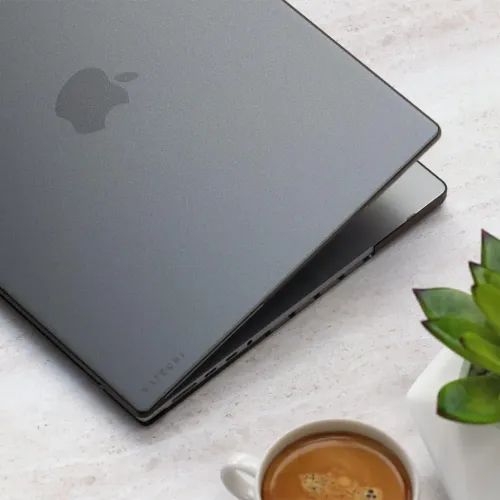 Satechi Eco hardt deksel til 14-tommers MacBook Pro i mørkegrått, vist på en lukket bærbar datamaskin med Apple-logo
