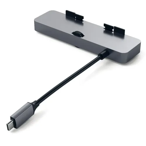 Satechi USB-C Clamp Hub Pro tähtiharmaana, kiinnitetyllä USB-C-kaapelilla ja iMacille suunnitellulla etukiinnitysmallilla
