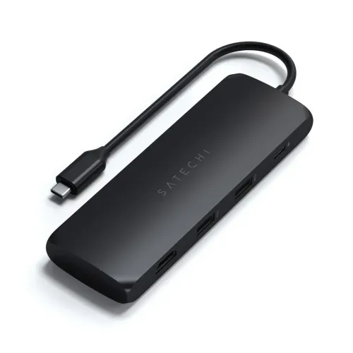 Satechi USB-C-moniporttisovitin mustana, kiinteällä kaapelilla, sivuporteilla ja Satechi-logolla