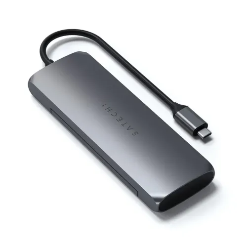 Satechi USB-C Hybrid Multiport Adapter tähtiharmaana, kiinnitetyllä kaapelilla ja USB-C-liittimellä, valkoisella taustalla