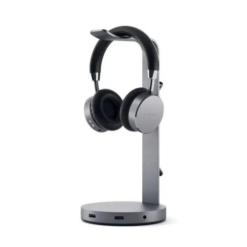 Satechi hodetelefonstativ i aluminium med USB-hub, som holder heldekkende hodetelefoner på hvit bakgrunn