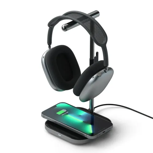 Satechi hodetelefonstativ i aluminium med over-ear-hodetelefoner og trådløs ladeplate for en smarttelefon
