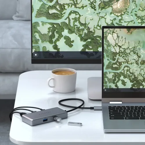 Satechi USB-C-moniporttisovitin Chromebookille liitettynä kannettavaan tietokoneeseen, USB-portilla ja kompaktilla tähtiharmaalla muotoilulla