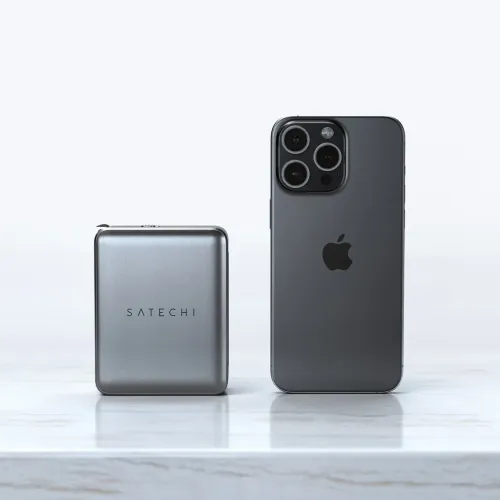 Satechi 145 W USB-C GaN -matkalaturi iPhonen vieressä kokovertailua varten