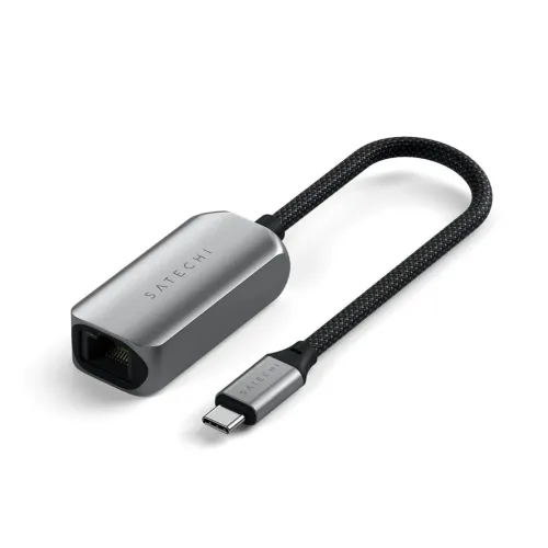 Satechi USB-C–Ethernet-sovitin, jossa on punottu kaapeli, hopeanvärinen metallikotelo ja Ethernet-portti, mustalla taustalla.