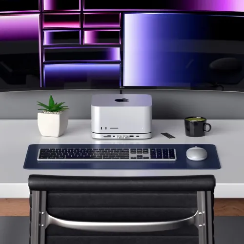 Satechi-teline ja -hubi Mac minille, hopeanvärinen desktop-jalusta etuliitännöillä siistissä työpisteessä