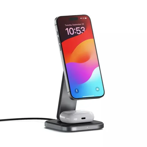 Soporte de carga inalámbrica Qi2 plegable 2 en 1 de Satechi con iPhone y estuche de AirPods, sobre una base en gris espacial