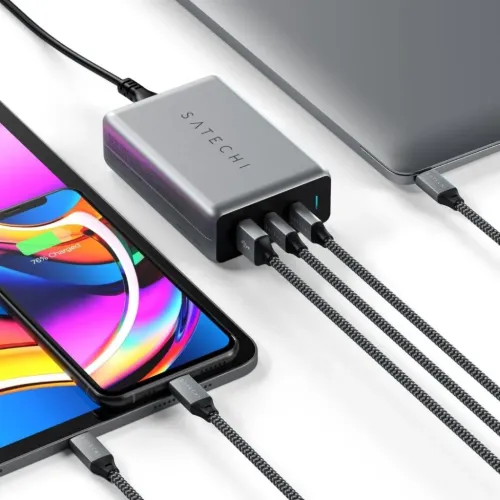Cargador de viaje Satechi de 100 W GaN con puertos USB-C que carga simultáneamente un teléfono y un portátil