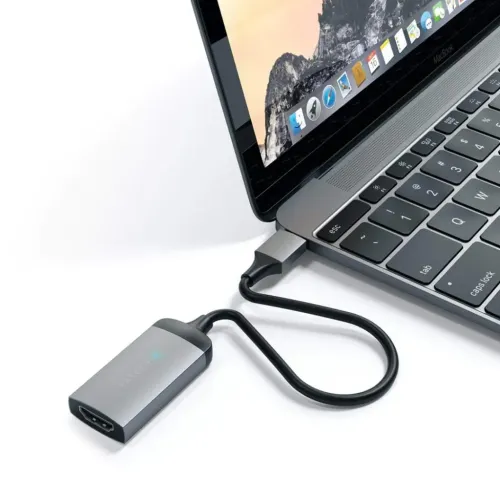 Satechi USB-C–HDMI-sovitin 4K-näyttöä varten liitettynä kannettavaan tietokoneeseen, HDMI-portti näkyvissä.