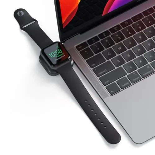 Satechi USB-C magnetisk ladedokk for Apple Watch, vist med klokken ved siden av en bærbar datamaskin på en hvit bakgrunn.