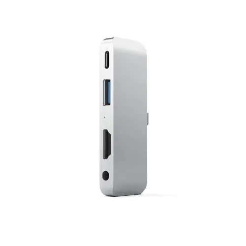 Hopeanvärinen Satechi USB-C Mobile Pro Hub, jossa on USB-C, USB-A ja korttipaikka, valkoisella taustalla