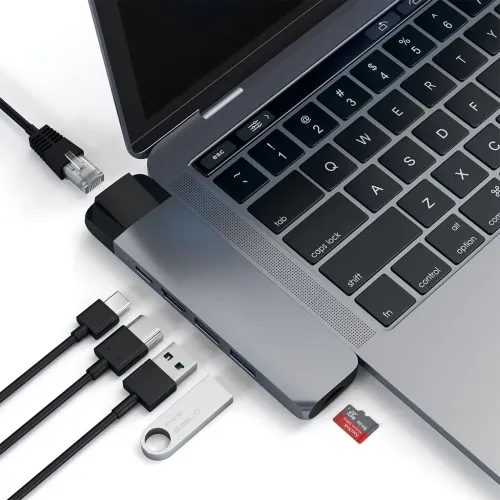 Satechi USB-C Pro Hub liitettynä kannettavaan tietokoneeseen, jossa on USB-C-, USB-A- ja SD-korttiliitännät