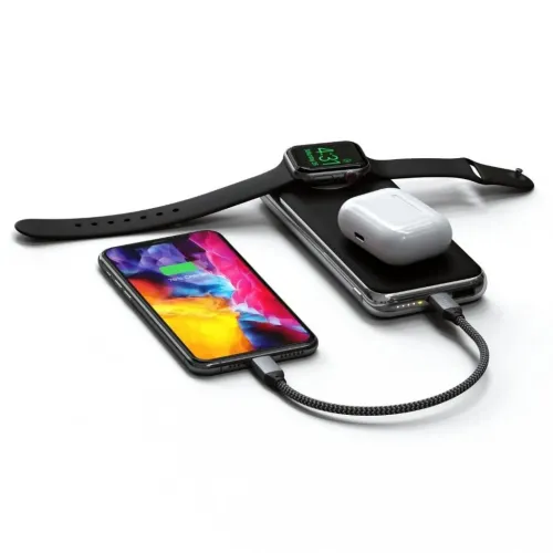 Langaton Satechi Quatro -varavirtalähde lataa Apple Watchia, langattomien nappikuulokkeiden koteloa ja älypuhelinta.