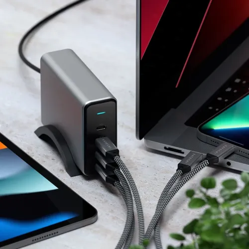 Satechi 165 W GaN PD-lader på skrivebordsstativ med USB-C-kabler koblet til en bærbar PC og nettbrett