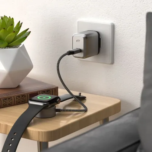 Cargador de pared Satechi de 30 W USB-C PD GaN conectado, cargando un reloj inteligente en un soporte