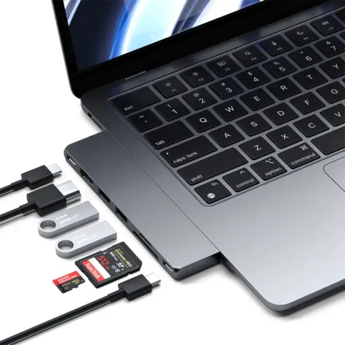 Satechi USB-C Pro Hub Slim kiinnitettynä MacBookiin, USB-C-liitännöillä ja tallennusta varten tarkoitetuilla muistikorteilla.