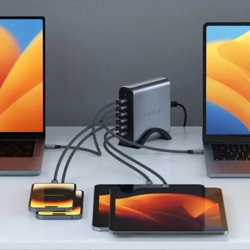 Chargeur desktop Satechi 200 W USB-C GaN à 6 ports avec câbles tressés alimentant plusieurs appareils