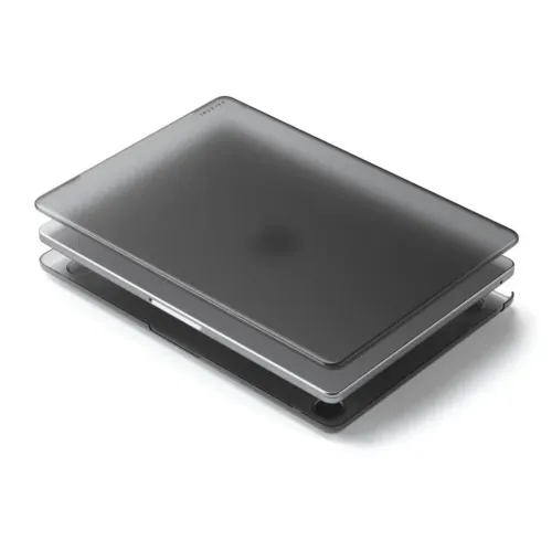 Satechi Eco hardt skalldeksel til MacBook Air M2 i mørkegrå, vist som to stablede beskyttende skalldeler.