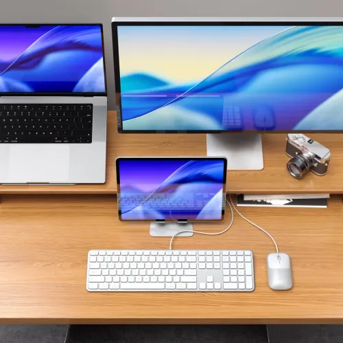 Satechi Slim LX3 kablet tastatur med nordisk layout, slankt design i fuld størrelse og talblok på et skrivebord