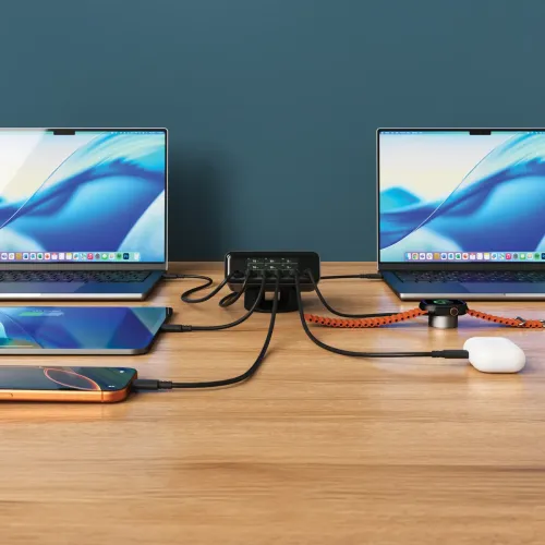 Satechi ChargeView 240W skrivbordsladdare med LCD-display som laddar bärbara datorer, telefon, surfplatta och öronsnäckor på ett skrivbord